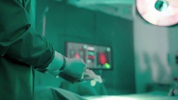 手术小组戴医用手套准备进入无菌手术室进行安全手术医学观念与保健治疗
