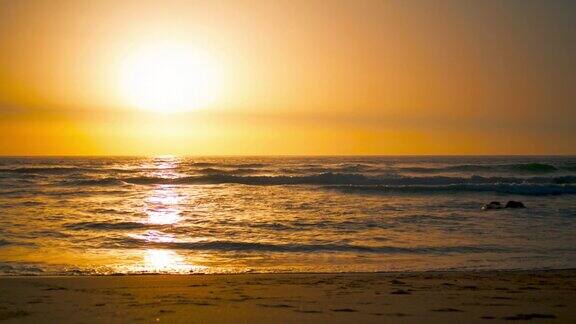 日出景观大熊海滩与橙色的太阳反射大西洋表面