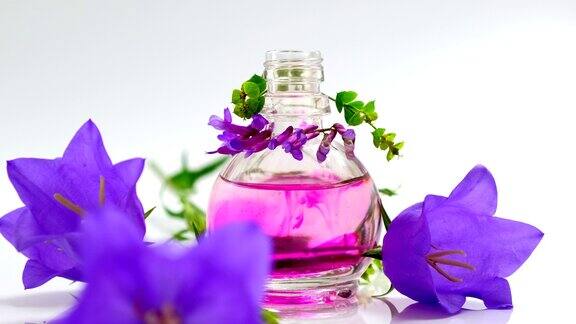 香水精油产品从化妆品吸液管滴到玻璃瓶里的香水皮肤和身体护理芳香的草药和花卉液体美与药