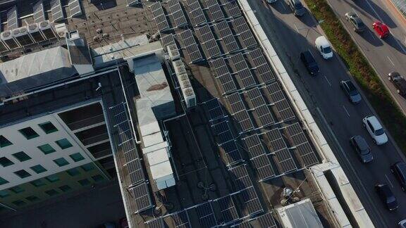 屋顶上的太阳能电池板鸟瞰图