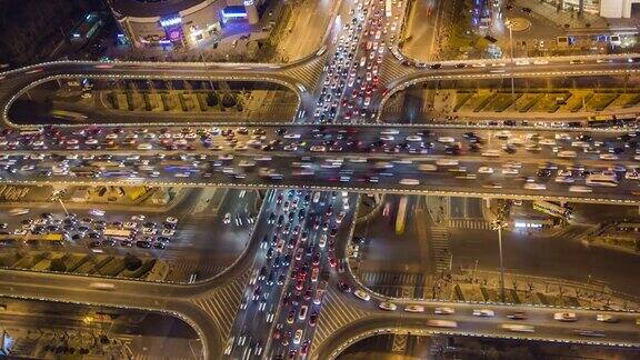 鸟瞰图繁忙的道路交叉口和拥挤的交通北京中国