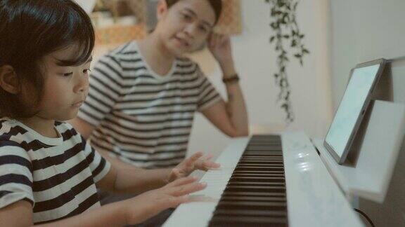 亚洲家庭与老师在线学习钢琴