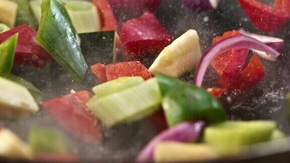 慢动作把蔬菜放进热锅里