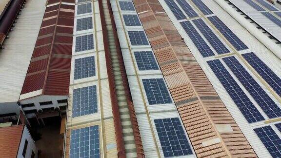 工业建筑屋顶太阳能电池板的高角度视图
