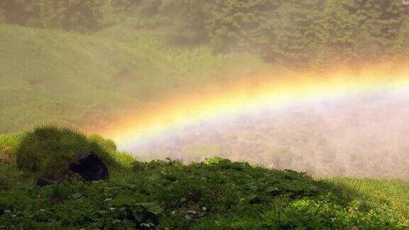 草地与彩虹