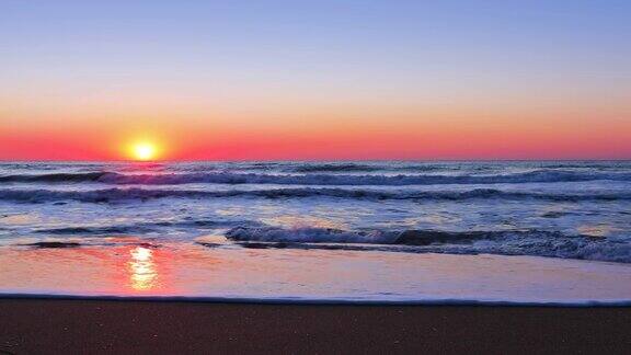 海面日出浪花溅沙鸟瞰