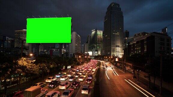 在泰国曼谷市中心的核心商业区的阿索克区白天到晚上的灯光轨迹为4k时间