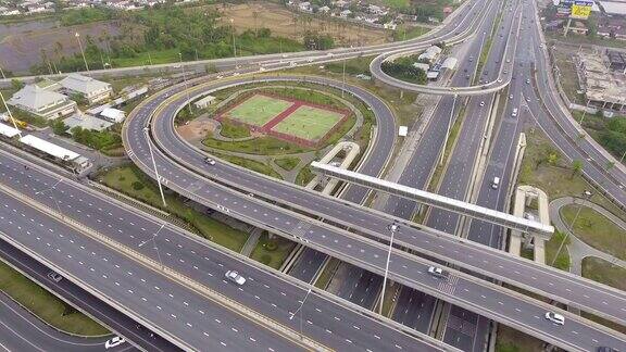 在泰国曼谷的高速公路上盘旋鸟瞰图