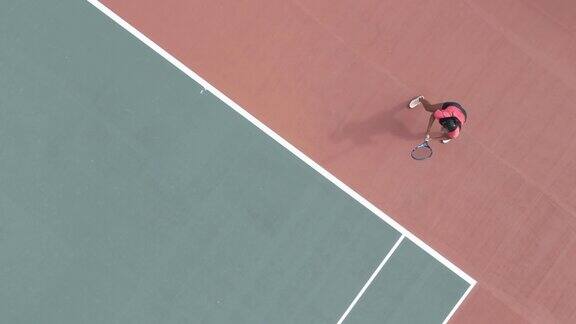 无人机的观点亚洲印度女网球运动员发球练习网球直接在网球场上面