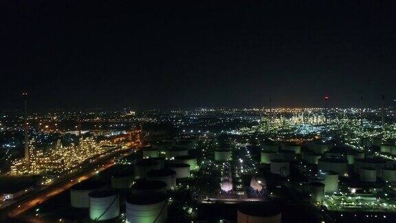 炼油厂夜间景观鸟瞰图