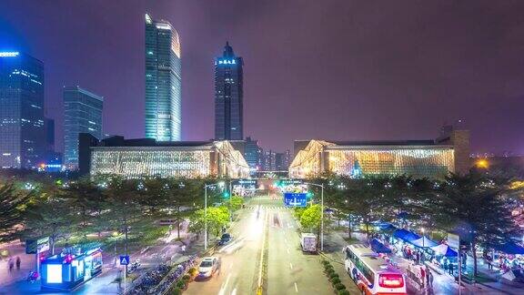城市街道上的交通和深圳的现代建筑在晚上的时间间隔为4k