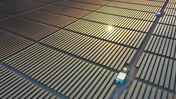 日落时分的太阳能电池板农场鸟瞰图(太阳能电池)