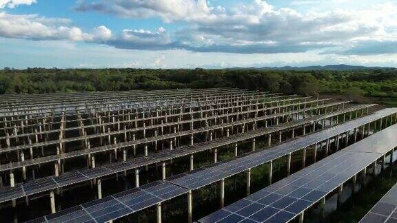 鸟瞰图太阳能农场与太阳能电池生产可再生电力节能和替代能源