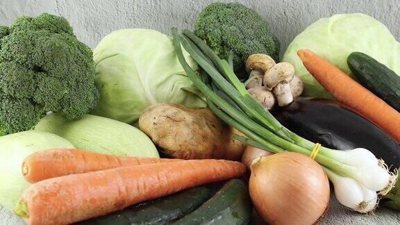 新鲜的蔬菜摆在桌上胡萝卜卷心菜西葫芦洋葱黄瓜花椰菜