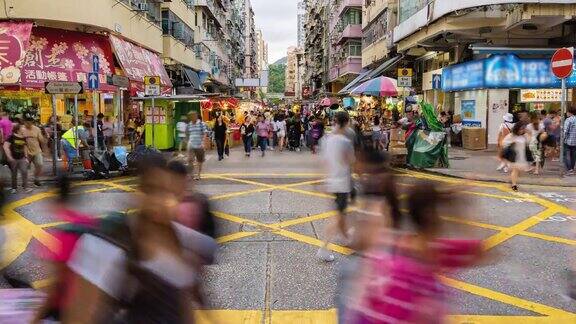 拥挤行人的时间流逝游客在市场散步和购物