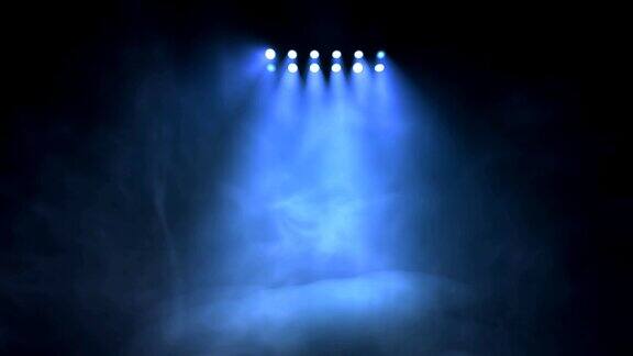 舞台灯光在讲台上闪烁