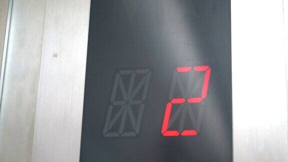 电梯上移动的数字
