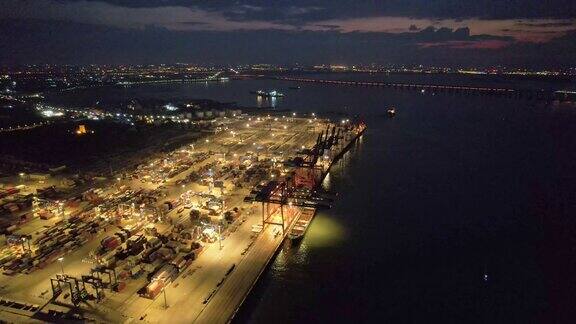 港口商业码头夜间鸟瞰图