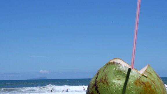 巴西海滩上的椰子汁