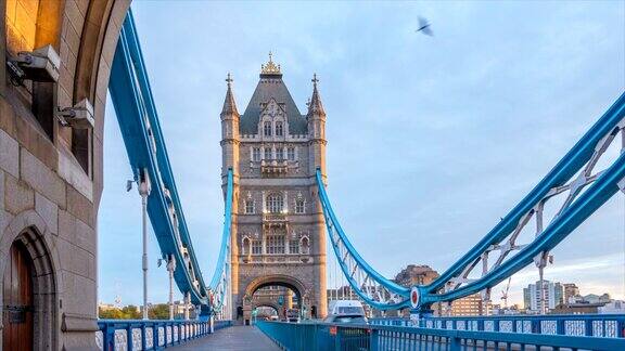 英国伦敦塔桥清晨交通的延时