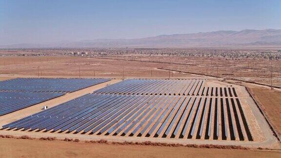 加州克恩县的太阳能电池板