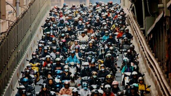 台北大桥上的交通很多人骑着摩托车