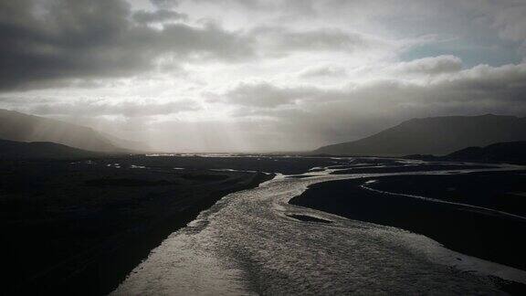 空中托尔山谷飞越冰川河流流经黑色火山泛滥平原thorsmörk戏剧性的喜怒无常的景观冰岛