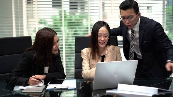 多样化的亚洲商务人士在会议室工作