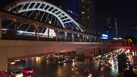 实时和倾斜:曼谷晚上的交通在ChongNonTree