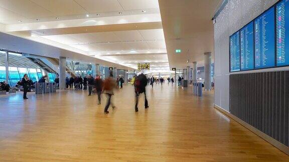 时光流逝挪威奥斯陆机场出发大厅拥挤的旅客