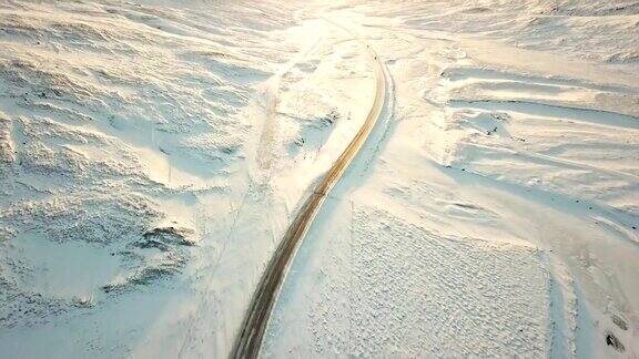 冰岛黄昏时蜿蜒的道路