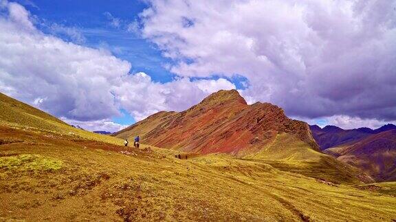 游客骑马前往秘鲁彩虹山秘鲁