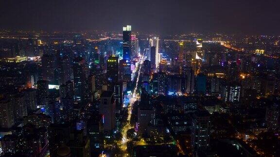 飞行飞越南京市市中心夜间照明显示交通道路空中延时全景4k中国