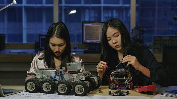 一群年轻的电子开发工程师在实验室里建造、测试、修理机器人原型有技术或创新观念的人