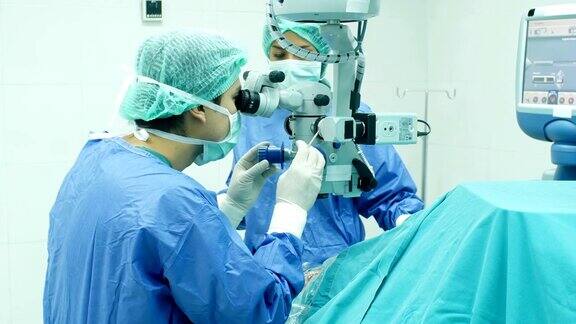 男性和女性外科医生操作机器医疗保健理念