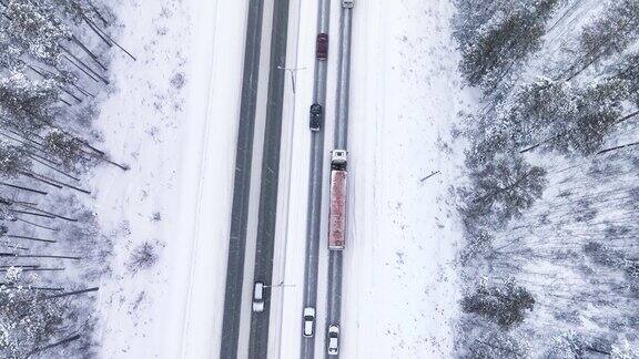 冬季降雪后卡车在交通堵塞中缓慢行驶鸟瞰图