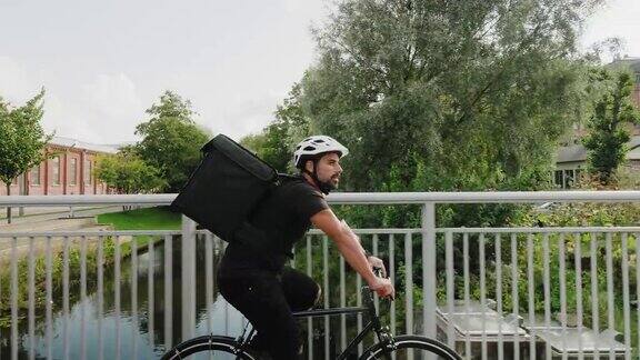 在城市里骑自行车送食物的人