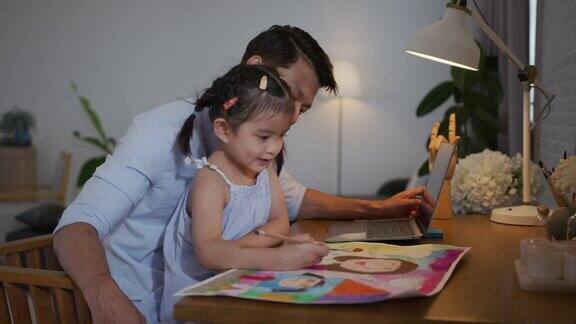 亚洲家庭和孩子在家里画画