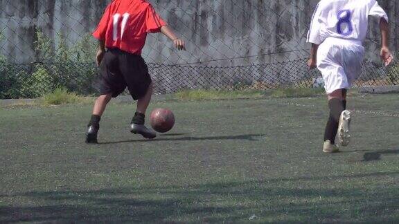 男孩足球运动员在球场上练习慢动作