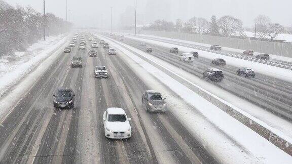 在积雪覆盖的道路上行驶的汽车