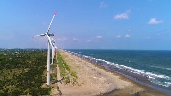 空中-晴天的风力发电厂和大海
