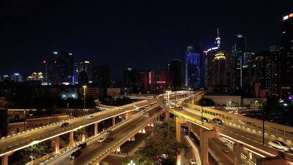 城市立交桥在夜晚的倾斜视图
