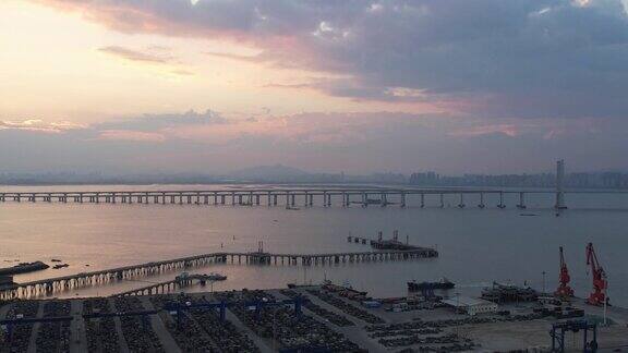 日落时商业码头和跨海大桥的鸟瞰图