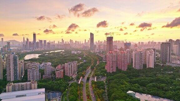 在著名的中国深圳航拍城市建筑、和日落时的自然风光