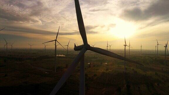4k无人机拍摄的日出时风力发电厂的涡轮机