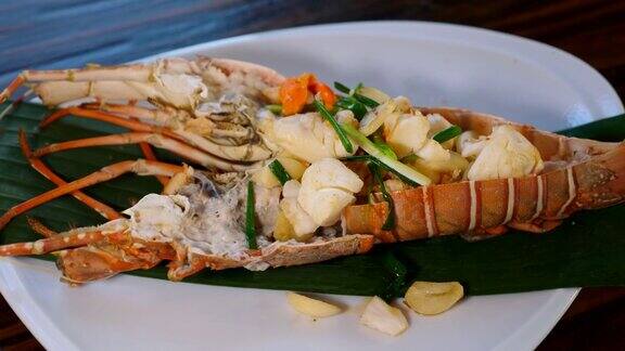 海鲜餐厅-新鲜饱满的红龙虾与熟肉在木桌上