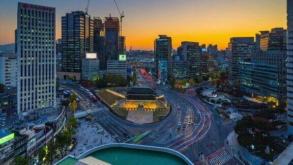 在韩国首尔白天到晚上的时间流逝的太阳门(南大门市场)或南大门门与汽车的灯光痕迹在晚上