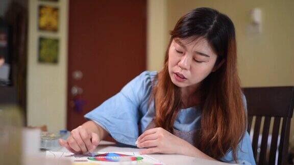 亚裔华裔女教师在家教授在线艺术课程