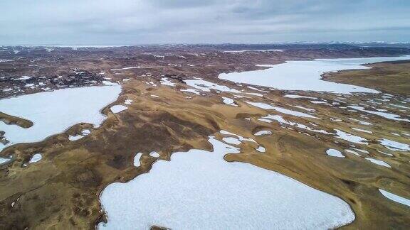 冬天黄河源头的湖泊和湿地都冻结了