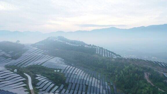 山顶的太阳能发电厂在晨雾中